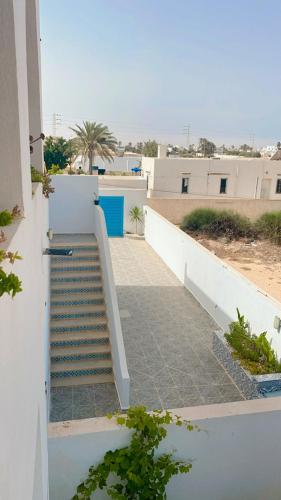 a set of stairs leading up to a building at Studio Rouge Cosy à Dar Lili Djerba in Mezraya