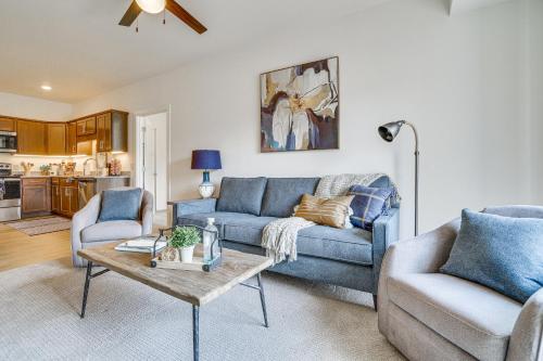 Χώρος καθιστικού στο 4 Mi to National Sports Center Apt in Blaine