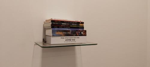 Η βιβλιοθήκη του ξενοδοχείου