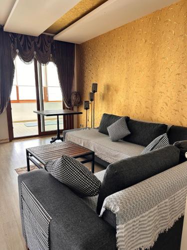 Χώρος καθιστικού στο Mezitli Coast Spacious 3BR Apartment Sea View & Beach Access