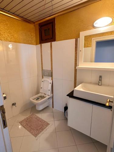 Ένα μπάνιο στο Mezitli Coast Spacious 3BR Apartment Sea View & Beach Access