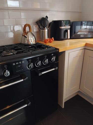 a black stove top oven in a kitchen at Room in bungalow in Alness