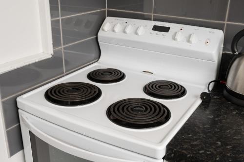 a white stove top oven in a kitchen at Grove Park Motor Lodge in Blenheim
