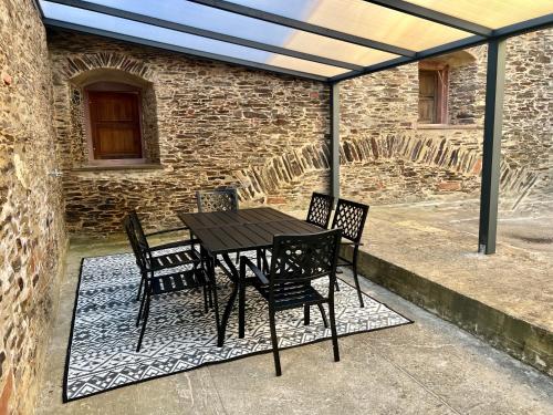 a black table and chairs on a patio at Mosel Winzerhaus an der Lieser - Sonnenterrasse, Weinberge & Nähe Bernkastel-Kues in Maring-Noviand