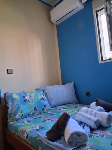 a bedroom with a bed with towels on it at Nenita Home in Nénita