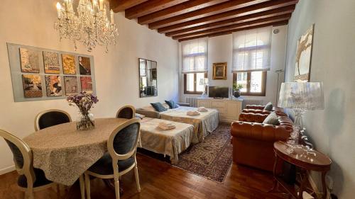 un salon avec une table et un canapé et une salle à manger dans l'établissement SANTA CATERINA: charming apartment TREVISO, à Trévise