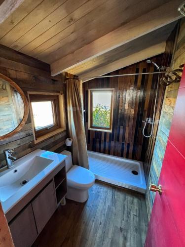 a bathroom with a tub and a toilet and a sink at Casa El Puesto Patagonia in Villa Cerro Castillo