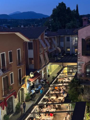a group of people sitting in a courtyard of a building at Palazzo Betteloni in Bardolino