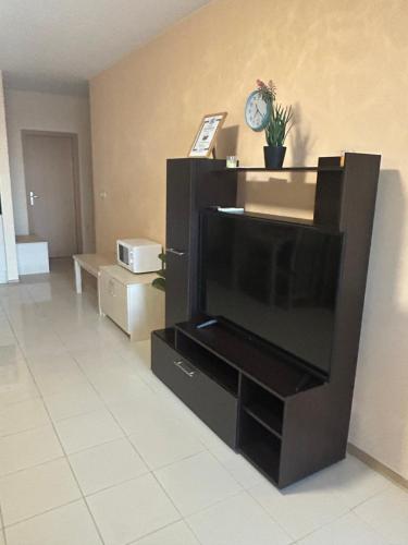 a living room with a flat screen tv at Harmony Hills Tomovi Apartment C44 in Rogachevo