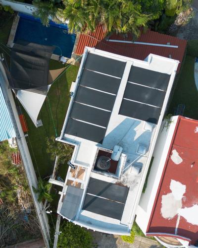 an overhead view of a house with a solar roof at Hermosa casa residencial alberca propia climatizada in Cuautla Morelos