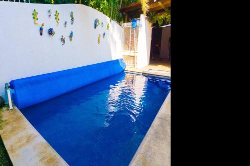 a swimming pool with blue water in a backyard at Hermosa casa residencial alberca propia climatizada in Cuautla Morelos