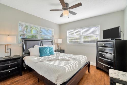 a bedroom with a bed and a ceiling fan at Spacious House with big backyard in N. Hyde Park / Close to Downtown in Tampa