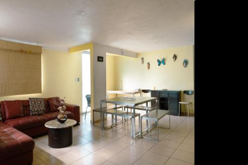 a living room with a couch and a table at Hermosa casa residencial alberca propia climatizada in Cuautla Morelos