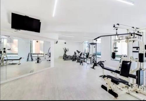 uma academia com várias máquinas e uma TV de tela plana em Departamento Vistas Panorámicas em Viña del Mar
