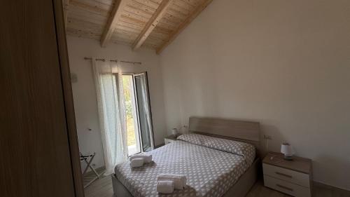 a small bedroom with a bed and a window at Appartamento i Pini in Palau