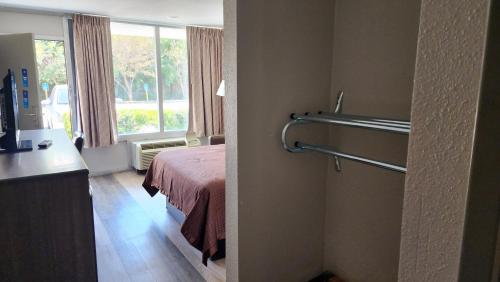 Ένα ή περισσότερα κρεβάτια σε δωμάτιο στο Days Inn by Wyndham Seguin TX