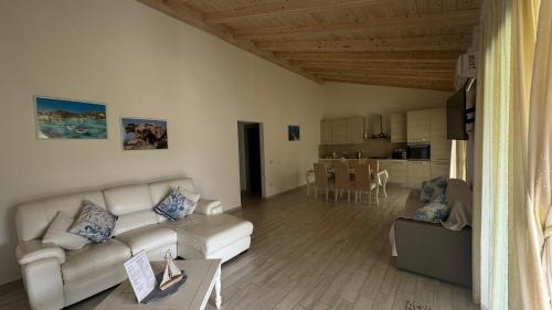 a living room with a couch and a table at Appartamento i Pini in Palau