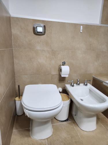 a bathroom with a toilet and a sink at Departamento Banfield Centro in Lomas de Zamora