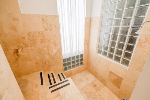 Ένα μπάνιο στο Waterfront Luxury Villa - 2 Private Pools, Own Boat & Captain, Free Shuttle