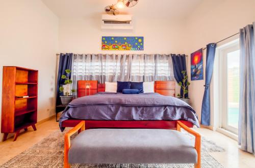 Ένα ή περισσότερα κρεβάτια σε δωμάτιο στο Waterfront Luxury Villa - 2 Private Pools, Own Boat & Captain, Free Shuttle