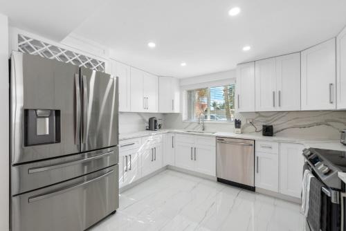 Kuchyň nebo kuchyňský kout v ubytování Fort Lauderdale Water Front Oasis