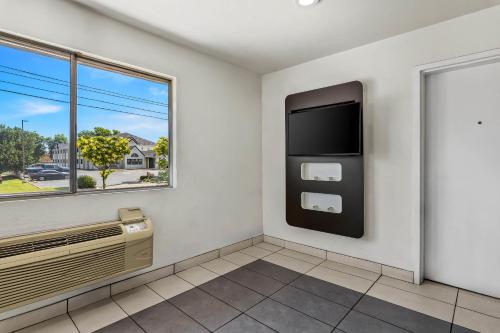 a room with a tv and a window at Motel 6-Murfreesboro, TN in Murfreesboro
