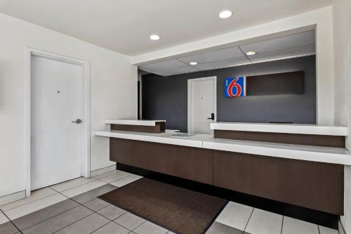 a lobby with a reception desk and a mirror at Motel 6-Murfreesboro, TN in Murfreesboro