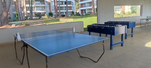 a ping pong table and a grill on a patio at Lindo y cómodo departamento en Algarrobo, Chile in Algarrobo