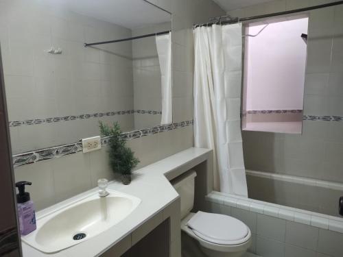 ein Badezimmer mit Waschbecken, Toilette und Dusche in der Unterkunft Casa Encanto in Villa de Leyva