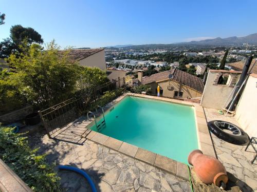 Maison provençale, vue, terrasses et piscine