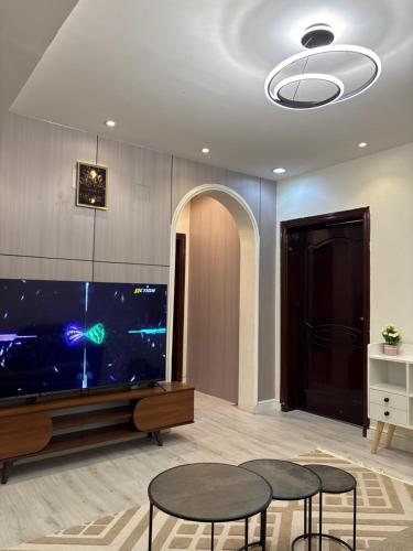 a living room with two stools and a large aquarium at شقة غرفه وصاله راقيه 2 العريض in Al Madinah