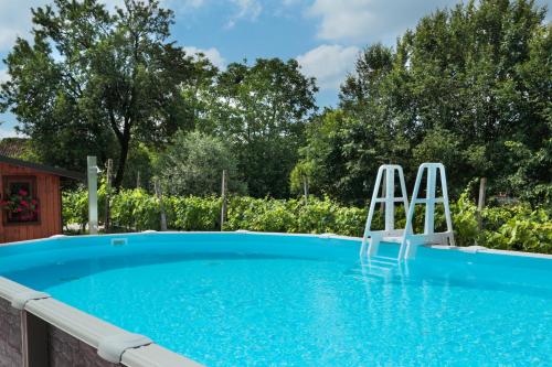 Bazén v ubytování Agriturismo Gardenali nebo v jeho okolí