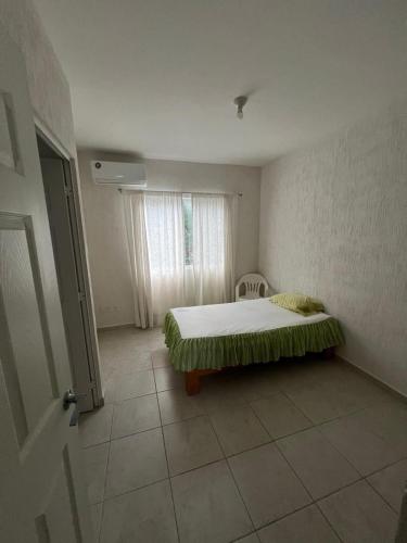 Casa Cancún في كانكون: غرفة نوم بها سرير في غرفة بها نافذة