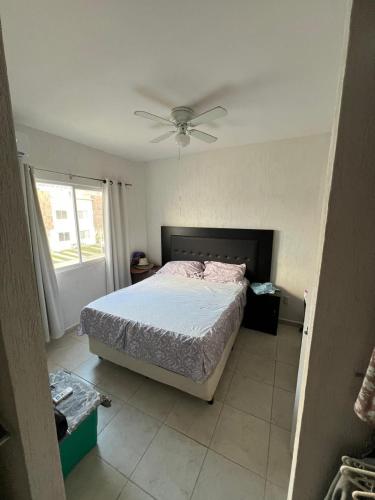 Casa Cancún في كانكون: غرفة نوم بها سرير ومروحة سقف