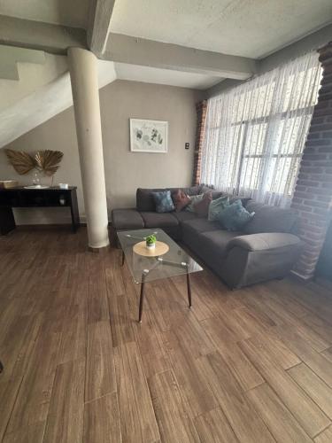 a living room with a couch and a table at Casa con alberca en Jiutepec in Jiutepec