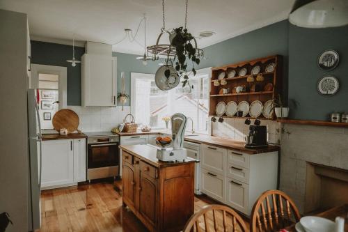Una cocina o zona de cocina en Hartwood Farm in the Huon Valley