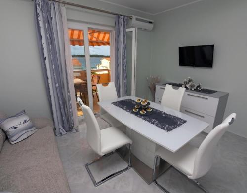 Apartments by the sea Banjol, Rab - 24825