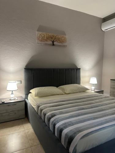 ein Schlafzimmer mit einem großen Bett mit zwei Lampen in der Unterkunft S&E apartments in Tirana