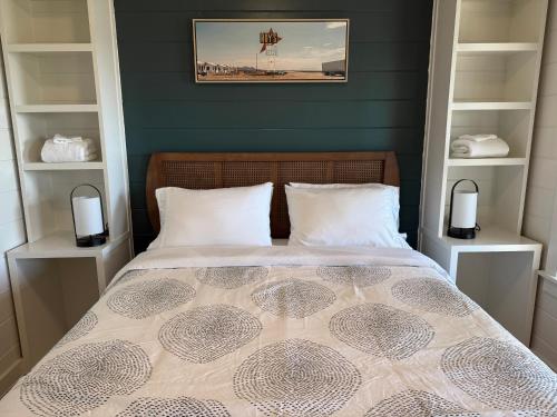 Postel nebo postele na pokoji v ubytování Private Cabin with Amazing Hilltop Views of Sunrise, Sunset and Wildlife & Hot Tub