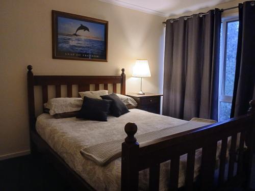 Ένα ή περισσότερα κρεβάτια σε δωμάτιο στο Holiday house among native trees overlooking wetlands