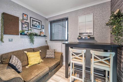 Un lugar para sentarse en Comfy Modern Unit Near Canary Wharf l Top Floor Ideal for Business and Leisure Privacy l