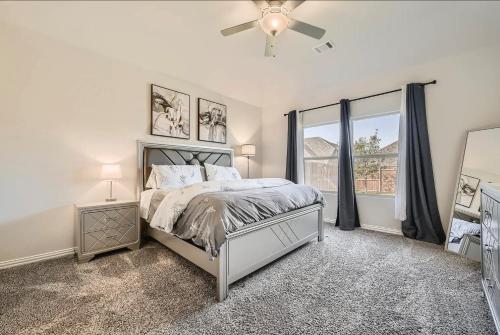 Ένα ή περισσότερα κρεβάτια σε δωμάτιο στο Furnished 5-bed-3-bath Executive Home