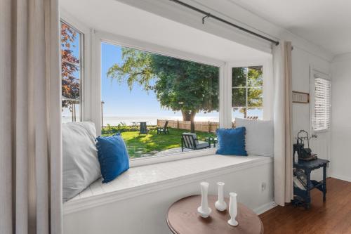 a window seat with a view of the beach at Birds Eye View on Erie with Hot Tub & Game Room in Leamington