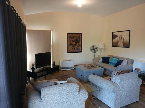 Χώρος καθιστικού στο Holiday house among native trees overlooking wetlands