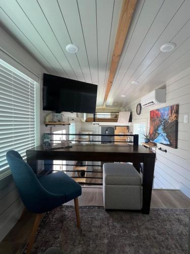 Μια τηλεόραση ή/και κέντρο ψυχαγωγίας στο Addies Place Lodge Tiny Home near Zion National Park