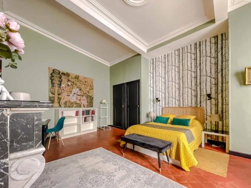 a bedroom with a bed with a yellow bedspread at RétroMirabeau - CHAMBRE Suite & APPARTEMENTS de Charme - Localisation Prémium in Narbonne