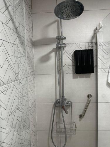 ベニドルムにあるCentralmar Centro Superior Apartamentsの浴室のシャワーヘッド付きシャワー