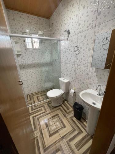 ウバトゥバにあるCasa 150m da Praia das Toninhas Com Churrasqueiraのトイレと洗面台付きのバスルーム