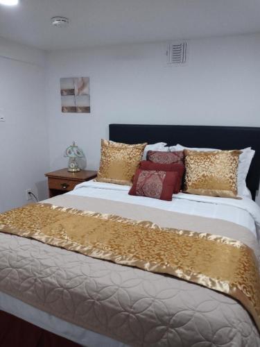 Postel nebo postele na pokoji v ubytování "Cozy Basement Retreat Just 40 Minutes to NYC!"