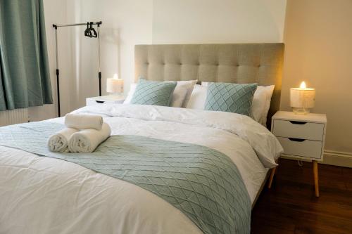 a bedroom with a bed with two towels on it at 2bedroom Raynes Park London 30min to Central London Family Friendly in Raynes Park
